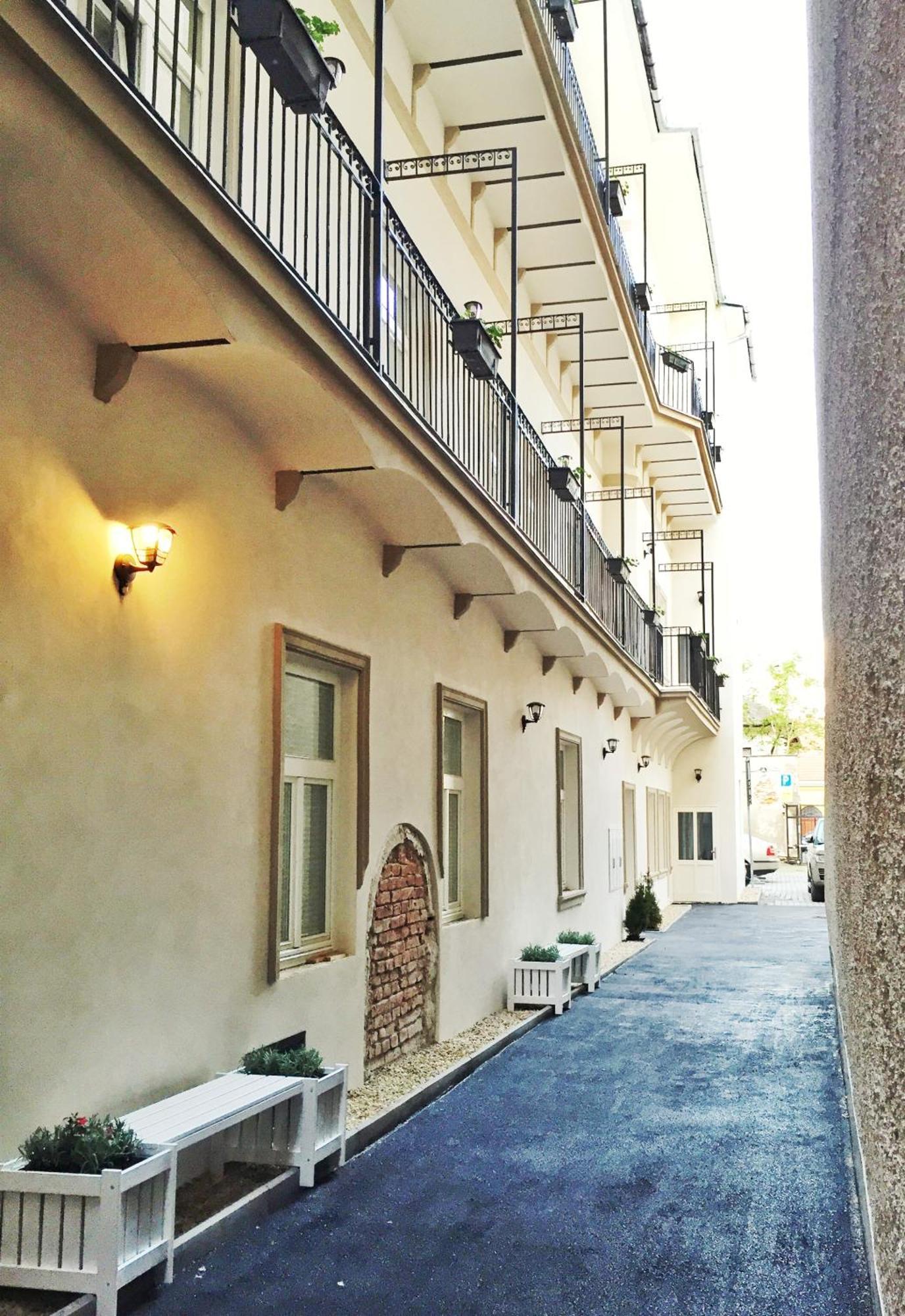 H75 Apartments Kosice Centre Екстер'єр фото