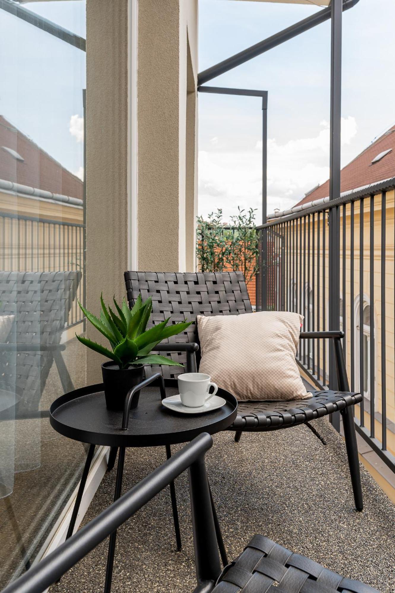H75 Apartments Kosice Centre Екстер'єр фото